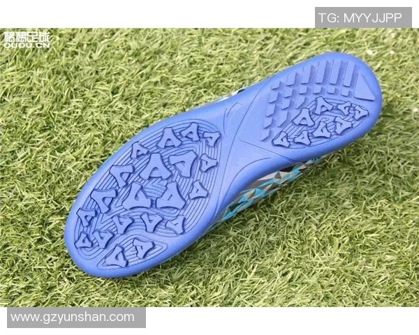 安踏足球鞋助力运动员提升场上表现，探索舒适与专业的完美结合